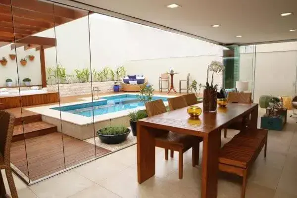 Móveis para piscina com varanda decorada