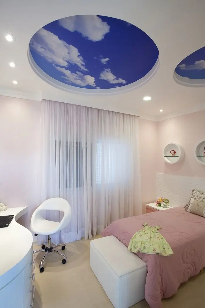 O adesivo com a imagem de céu azul no teto desperta uma sensação de tranquilidade no dormitório. Fonte: Aquiles Nícolas Kílaris
