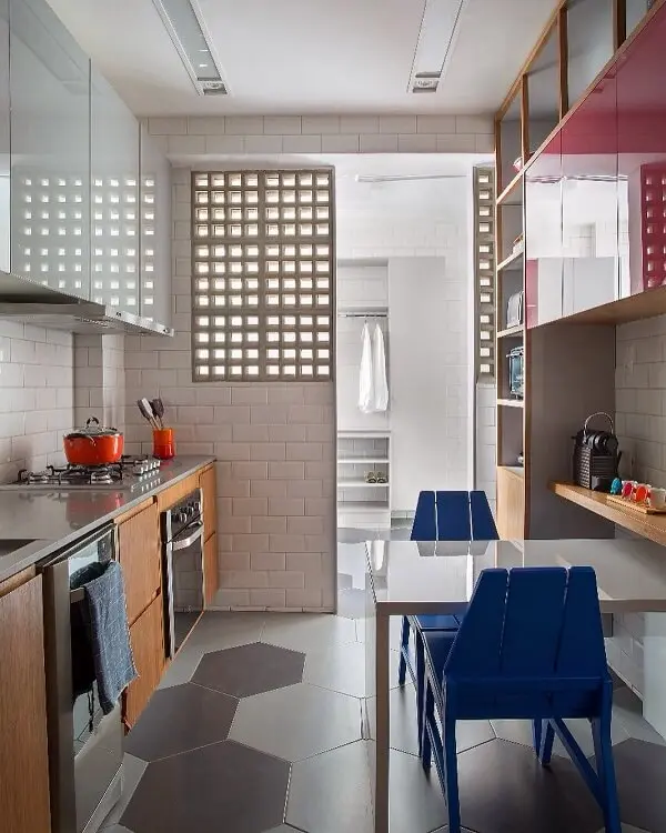 O cooktop sobre a bancada de silestone cinza otimiza o espaço na cozinha