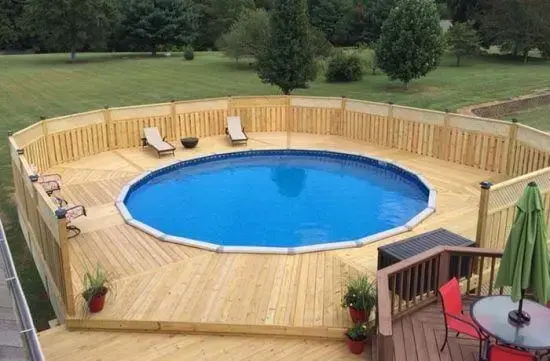 O deck marca a área molhada ao redor da piscina redonda. Fonte: Pinterest