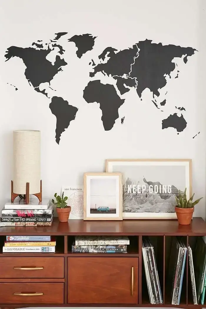 O mapa mundi é uma ótima alternativa de adesivo para parede. Fonte: Pinterest