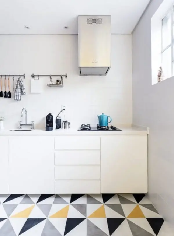 O piso colorido com forma geométrica é uma tendência na decoração de cozinhas