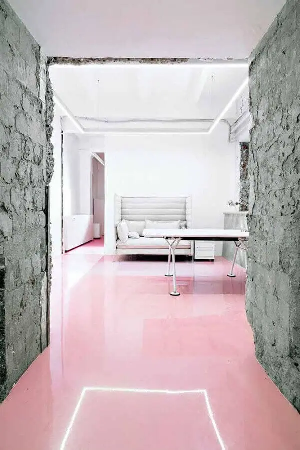 O piso colorido em porcelanato líquido garante uma cobertura uniformizada