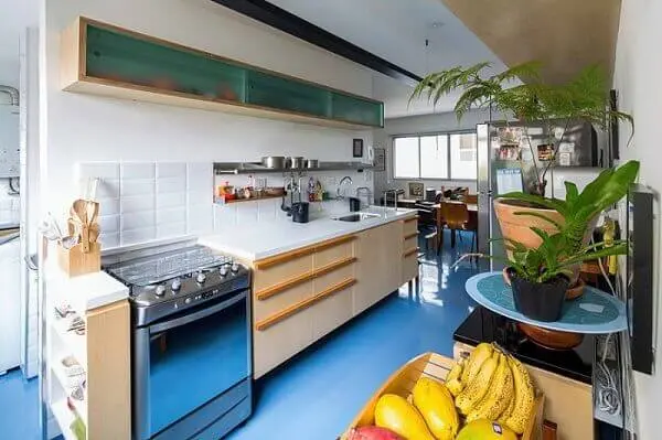 O piso colorido em porcelanato líquido pode ser aplicado em ambientes sujeitos a umidade como cozinha