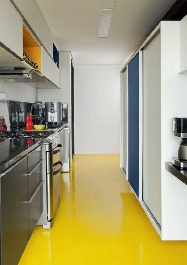 O piso colorido epóxi amarelo iluminou a decoração da cozinha
