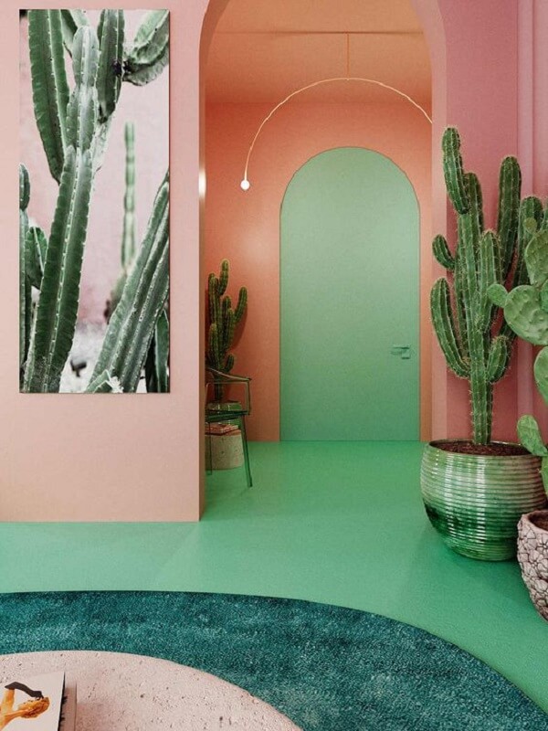 O piso colorido verde se mistura com a tonalidade das plantas