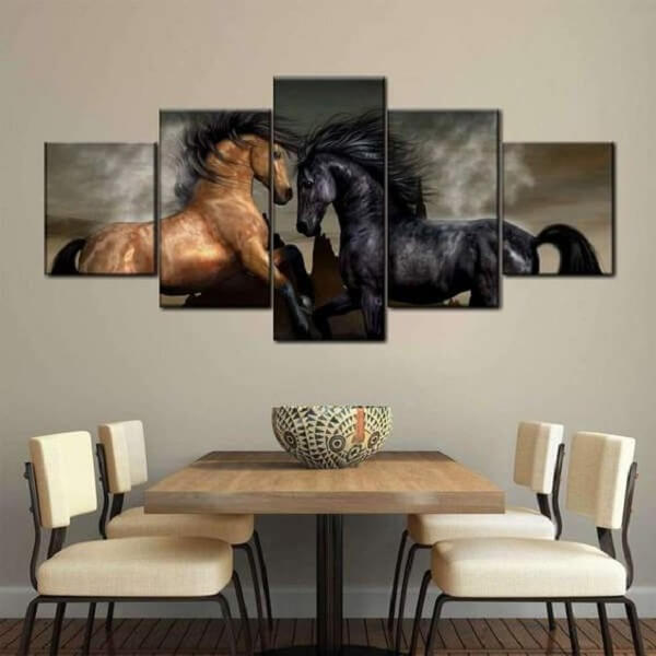 O quadro mosaico grande com imagens de cavalos decora a sala de jantar. Fonte: Pinterest