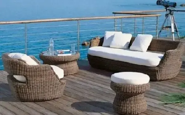 O sofá de vime combina perfeitamente com casas de praia