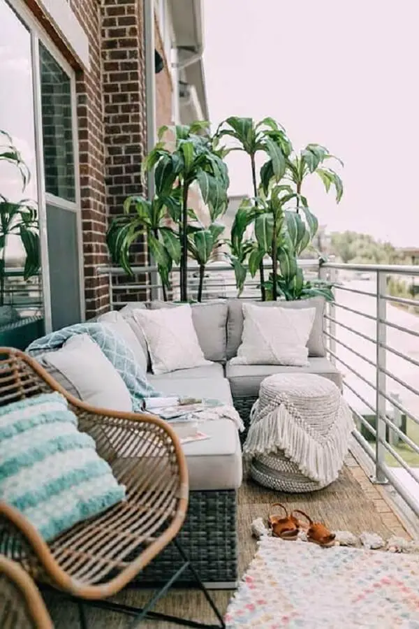 O sofá de vime de canto se encaixa perfeitamente nessa varanda