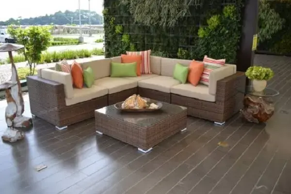 O sofá de vime em formato L otimiza o espaço do ambiente