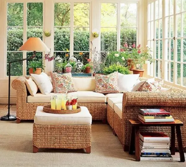 Os assentos do sofá de vime podem ter tampos removíveis que facilitam a limpeza