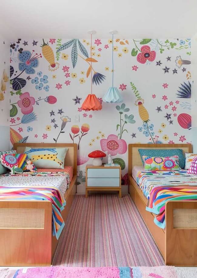 Papel de parede para quarto juvenil com detalhes coloridos