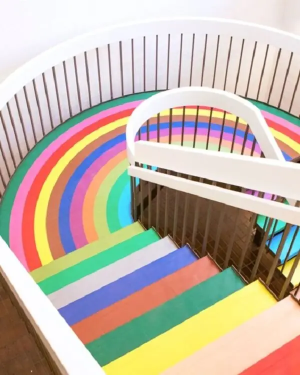 Piso colorido transforma decoração de escolas infantis