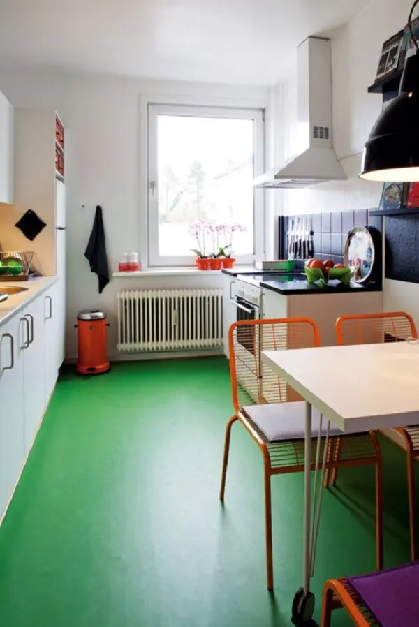 Piso queimado colorido em tom verde traz descontração para a decoração da cozinha