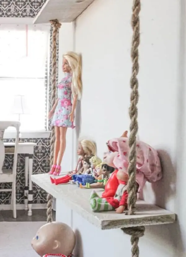 Posicione bonecas e pelúcias sobre a prateleira de corda. Fonte: Pinterest