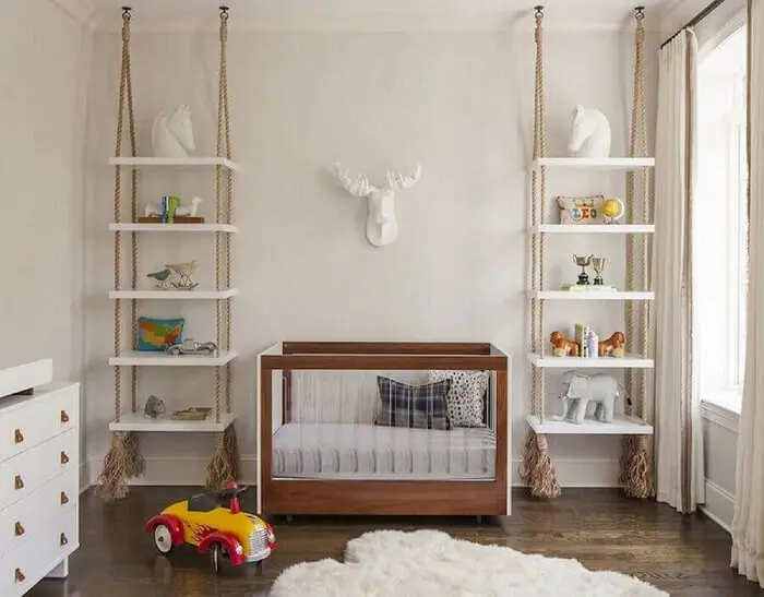 Prateleira de madeira suspensa por corda para decoração de quarto de bebê. Fonte: Elle Decoration