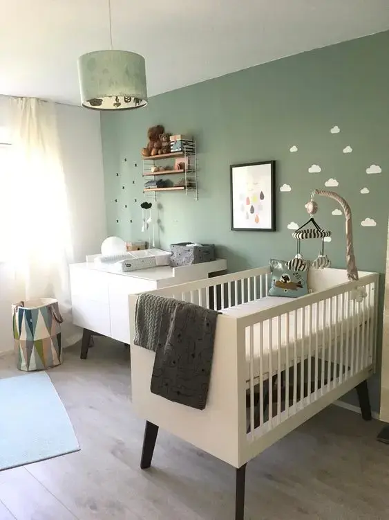 Quarto de bebe retro com parede verde e berço offwhite
