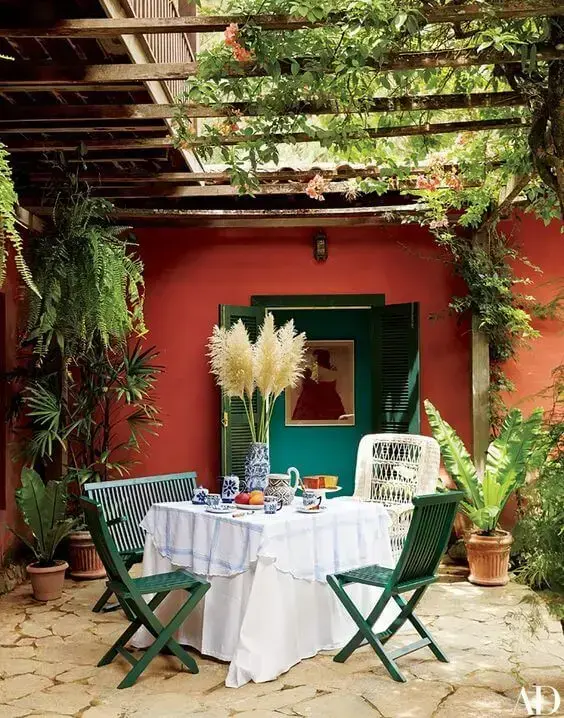 Quintal pequeno com mesa de jantar para área externa e plantas