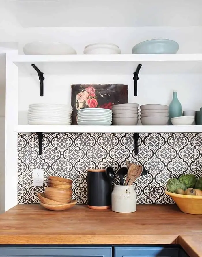 Renove a superfície dos azulejos da cozinha com adesivos. Fonte: Blondie Beauty