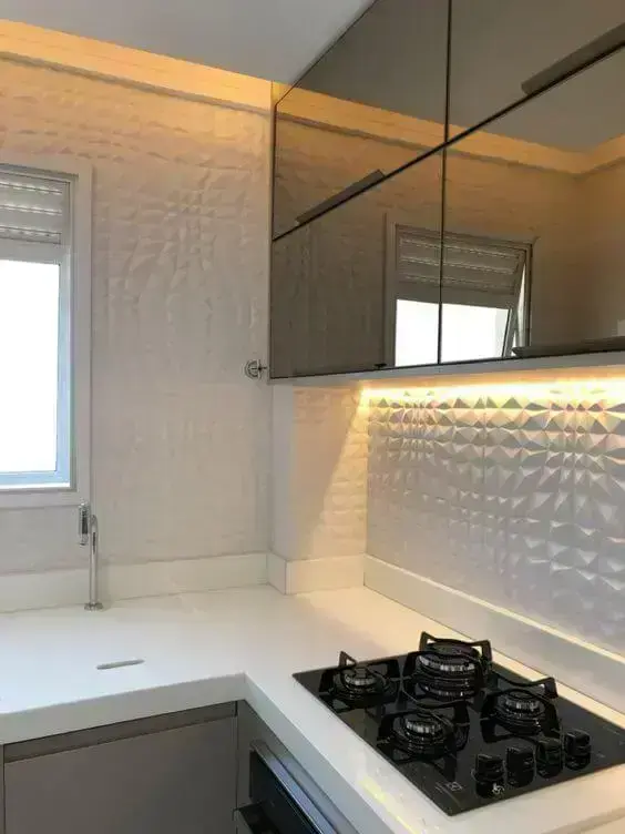 Revestimento 3D branco para cozinha com armários espelhados