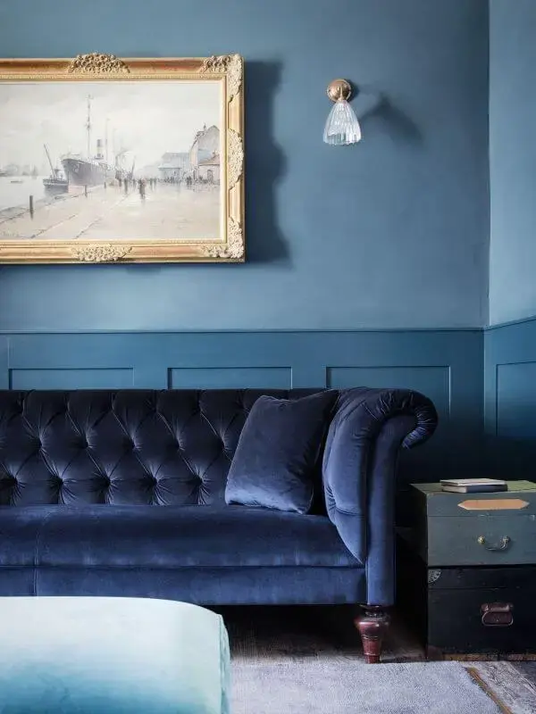 Sala azul claro com sofá azul marinho