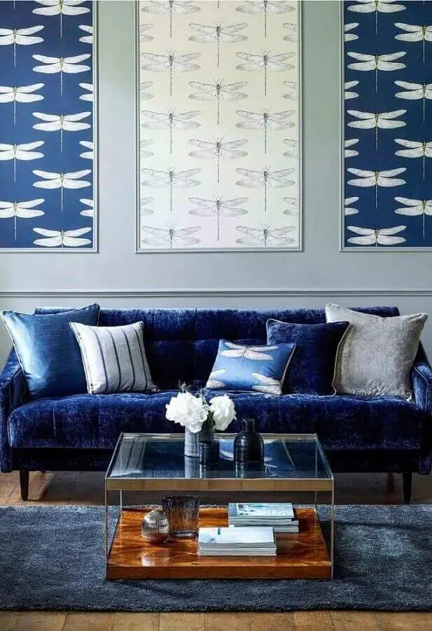 Sala azul com sofá azul marinho chique de veludo
