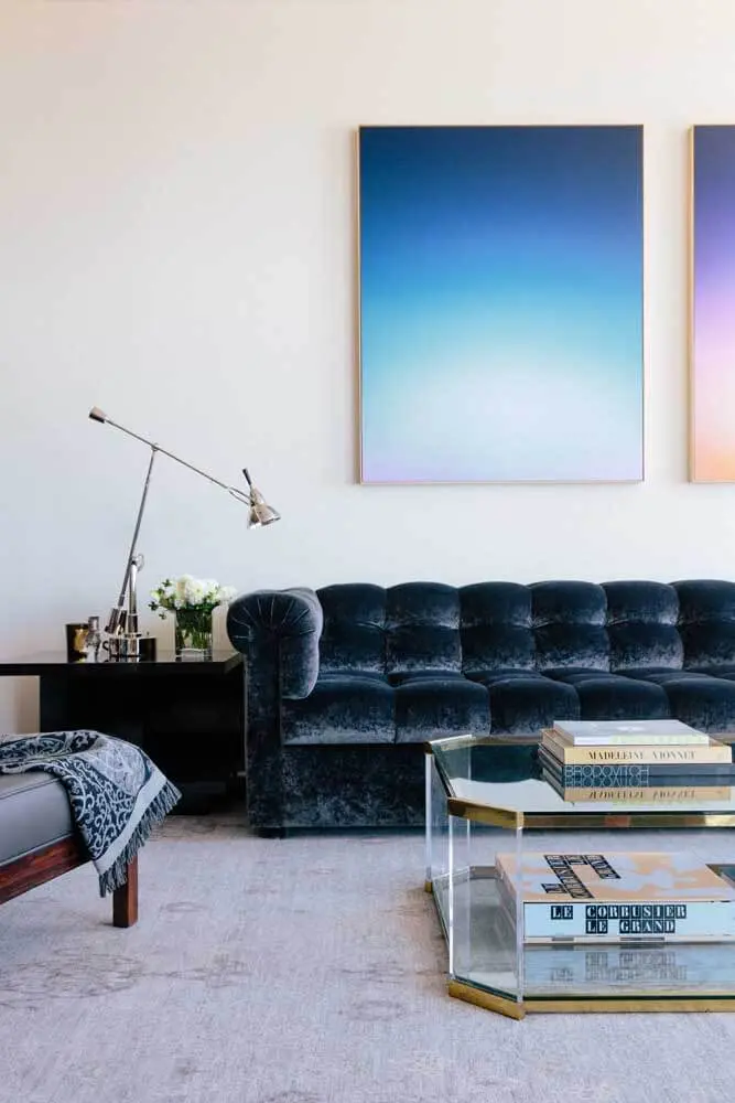 Sala branca minimalista com sofá azul marinho