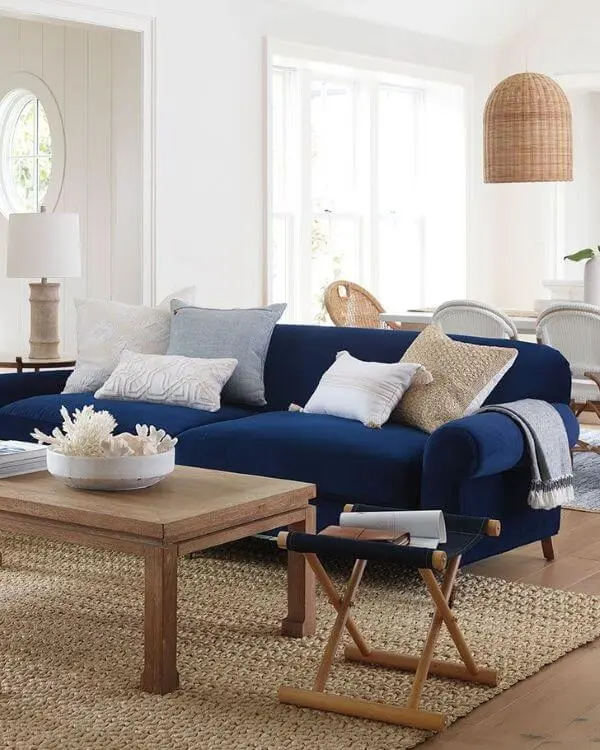 Sala com sofá azul marinho pequeno