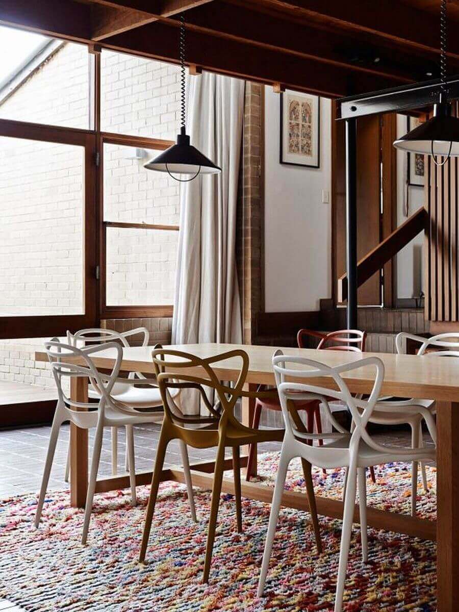 Sala de jantar moderna com cadeira allegra branca e marrom 