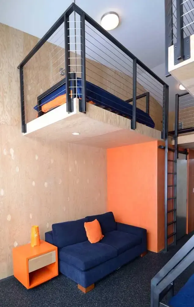 Sala laranja com sofá azul marinho