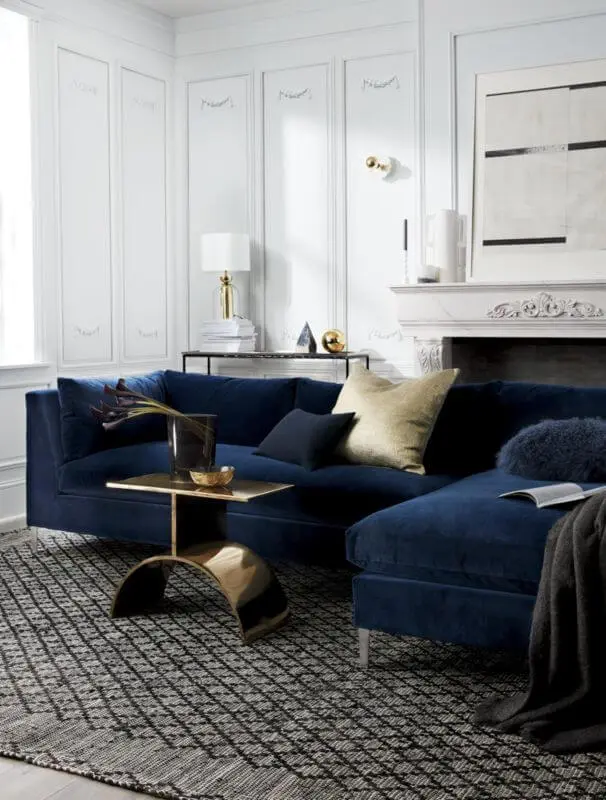 Sala moderna com sofá azul marinho
