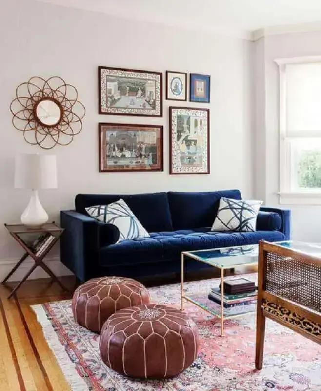 Sala moderna com sofá azul marinho e móveis de madeira