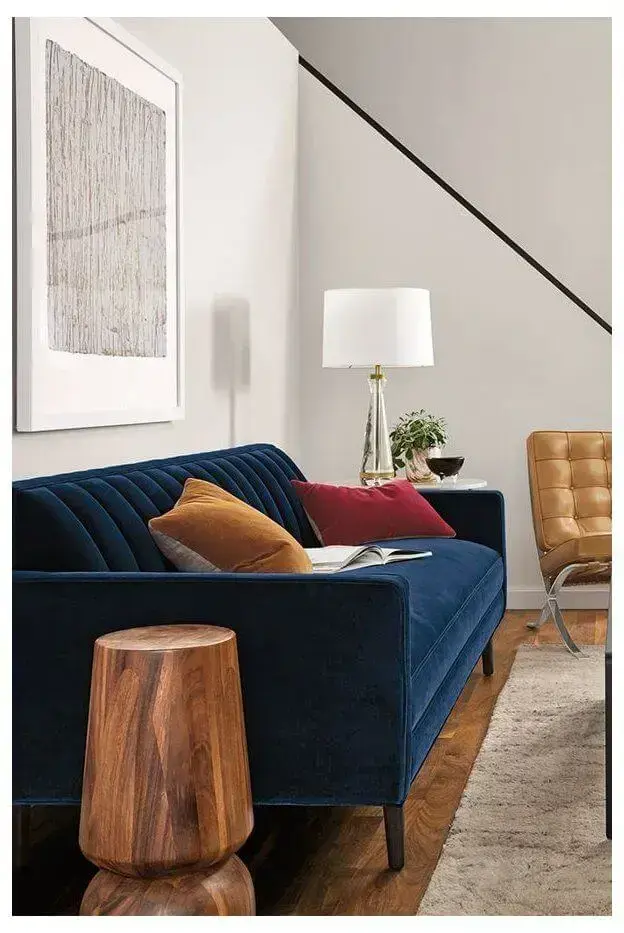Sala pequena com sofá azul marinho