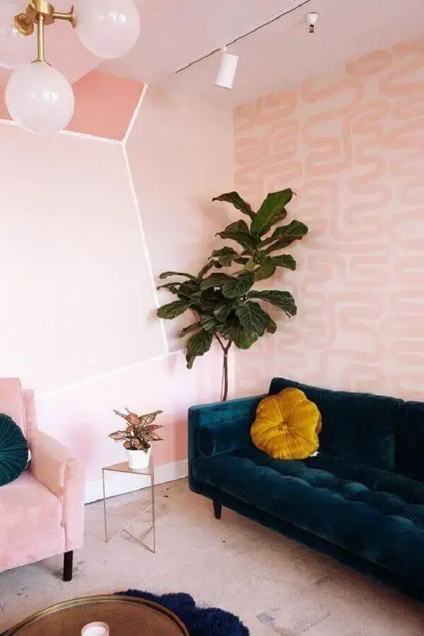 Sala rosa pastel com sofá azul marinho