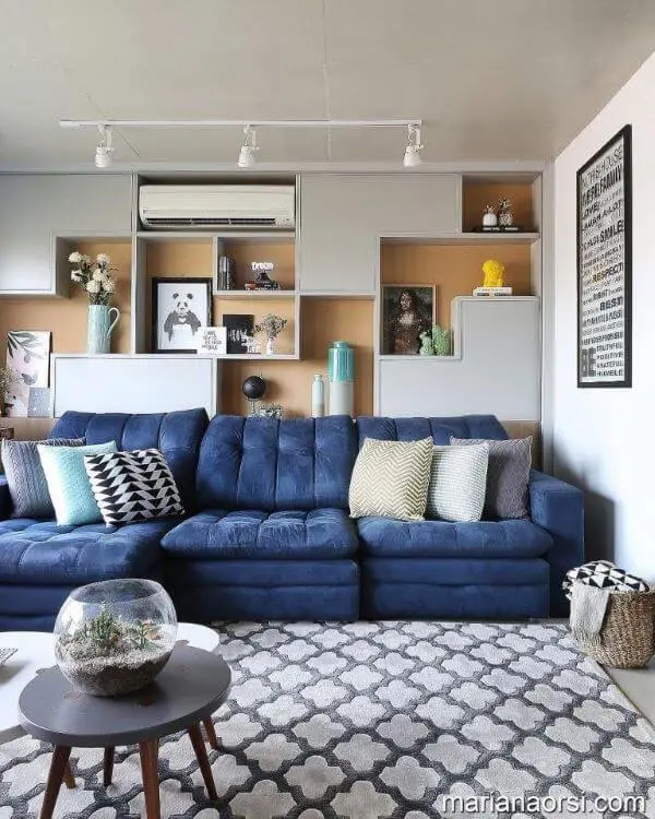 Sofá azul marinho na sala moderna com tapete estampado cinza