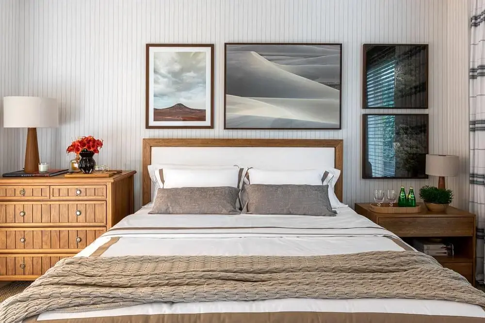 Tendências para quarto de casal: aproveite a parede da cabeceira da cama para apoiar quadros que refletem o gosto do casal. Fonte: Quartos Etc