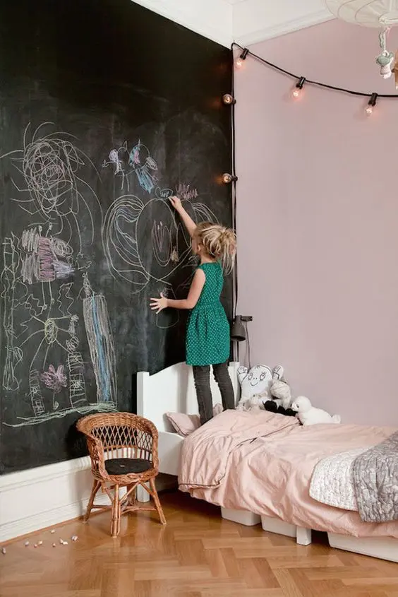 Tinta lousa preta para quarto infantil