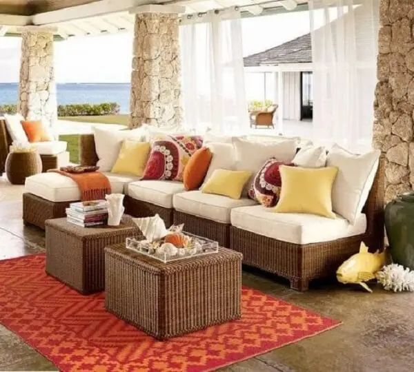 Use e abuse de elementos como almofadas e mantas para decorar seu sofá de vime