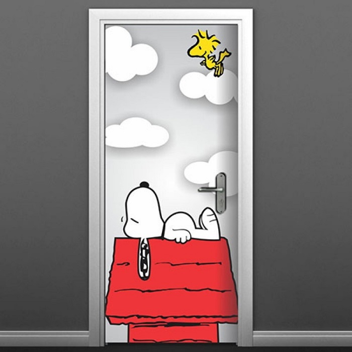 Utilize o adesivo para deixar a estrutura da porta divertida e personalizada. Fonte: Pinterest