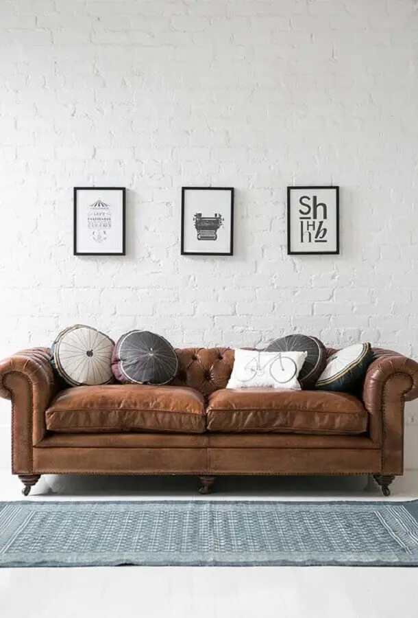 almofadas decorativas para sala com sofá chesterfield de couro marrom Foto Pinterest