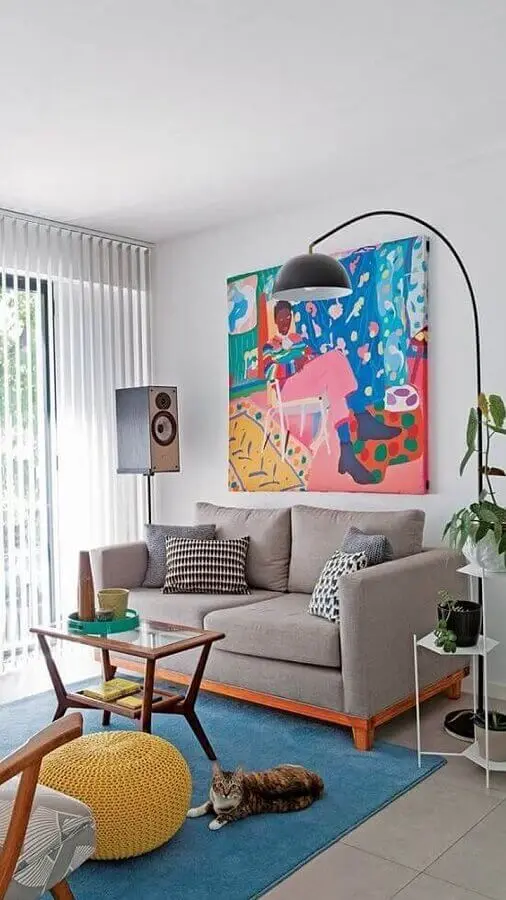 almofadas decorativas para sala de estar decorada com sofá pequeno e quadro grande colorido Foto Pinterest