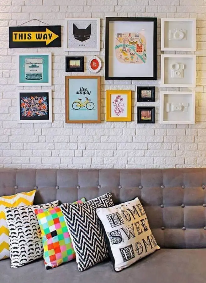 almofadas decorativas para sala decorada com sofá cinza e parede de tijolinho branco Foto Pinterest