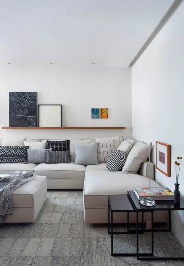 almofadas diferentes para sala de estar branca decorada com sofá de canto confortável Foto Casa de Valentina