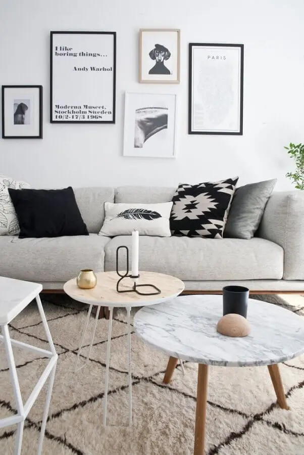 almofadas diferentes para sala de estar clean decorada com sofá cinza e mesa de centro redonda Foto Pinterest