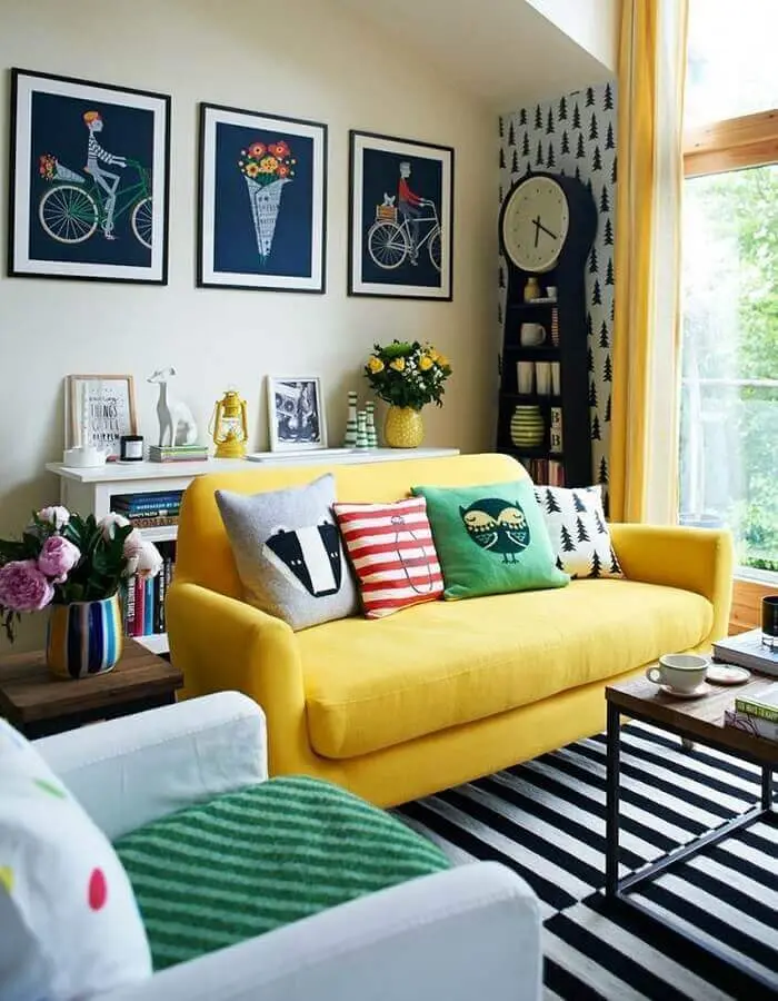 almofadas diferentes para sala decorada com sofá amarelo e tapete preto e branco listrado Foto Pinterest