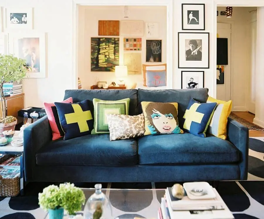 almofadas diferentes para sala decorada com sofá azul Foto Pinterest