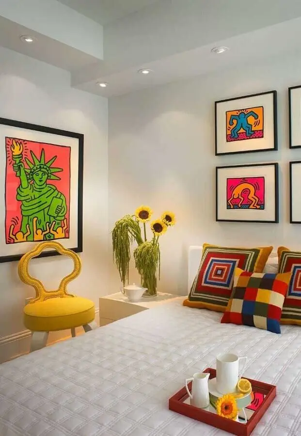 almofadas e quadros coloridos para decoração para quarto de mulher branco Foto Pinterest
