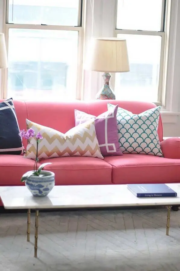 almofadas modernas para sala decorada com sofá cor de rosa Foto Pinterest