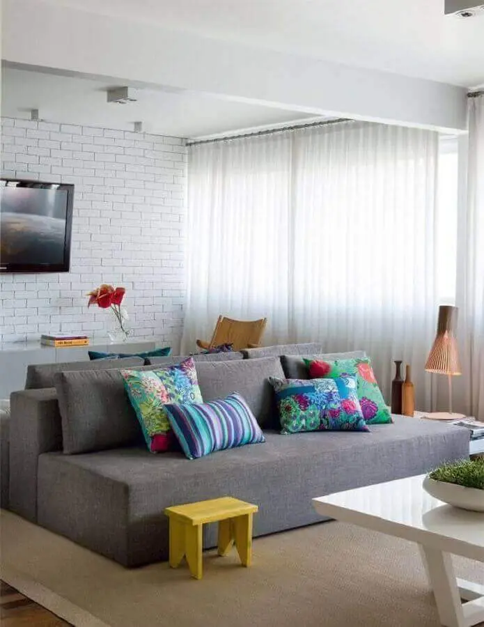 almofadas para sala de TV decorada com parede espelhada e sofá sem braço Foto Arquiteto Gourmet