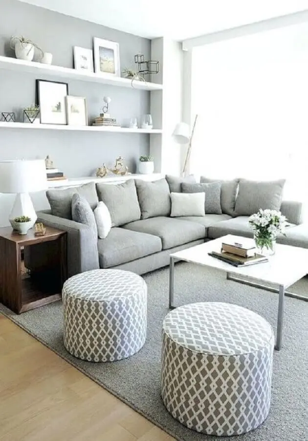 almofadas para sala de estar cinza decorada com puffs redondos e sofá de canto Foto Pinterest